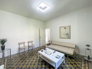 una habitación con una cama, una mesa y sillas en Holiday Home Guest House Viotti by Interhome, en Castel Rocchero