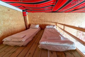 Postel nebo postele na pokoji v ubytování חאן מחצבת הגבס - Glamping Gypsum Quarry