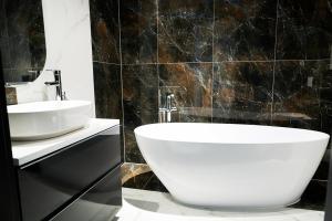 a bathroom with a sink and a toilet and a tub at Apartament 3 z ogródkiem in Sieniawa Żarska +20 photos