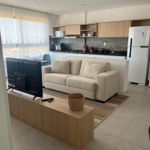 バウルにあるApartamento Amplo com Vista em Bauruのソファとテレビのあるリビングルーム