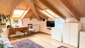 a room with a desk and a computer in a attic at Rebecca House, Sestri Levante in San Bernardo