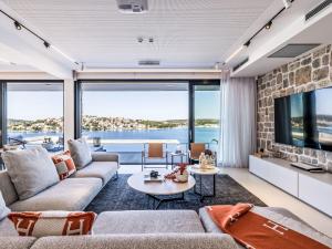 ein Wohnzimmer mit Couch und Fernseher in der Unterkunft Villa Vista II by Interhome in Podglavica