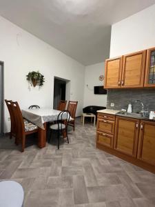Η κουζίνα ή μικρή κουζίνα στο Tocc Apartman