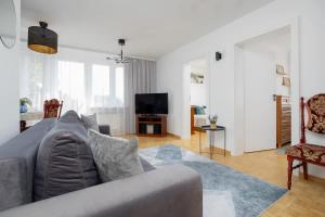 TV a/nebo společenská místnost v ubytování Spacious Apartment Close to Warsaw for 5 people by Noclegi Renters + 17 fotografií