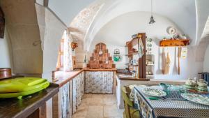 Køkken eller tekøkken på Bellissima Casa&Monolocale del '700 by Rentbeat