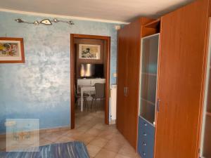 Pokój z korytarzem z drzwiami do jadalni w obiekcie Attico casalnuovese w mieście Casalnuovo di Napoli