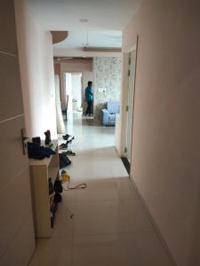 Un pasillo de una sala de estar con zapatos en el suelo. en GG Homes, en Udaipur 1 foto más