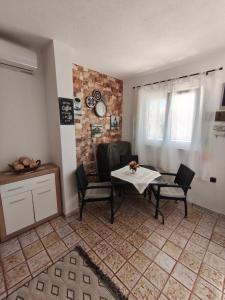 a living room with a table and two chairs at Anja in Vir