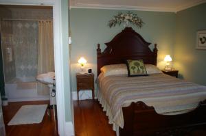 En eller flere senger på et rom på Royal Manor Bed & Breakfast