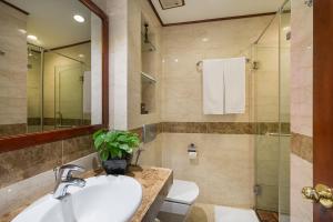 Vannituba majutusasutuses Hanoi E Central Luxury Hotel & Restaurant