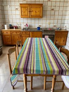 Una cocina con una mesa con un mantel a rayas. en Appartamento Hipponion, en Vibo Valentia