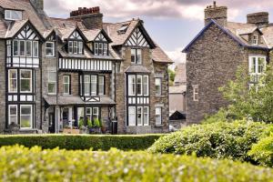 Casa de ladrillo grande con ventanas en blanco y negro en Finest Retreats - Kelsick Villa Guest House - Loughrigg, en Ambleside
