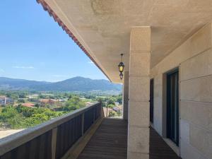 ein Balkon mit Blick auf die Stadt in der Unterkunft Chalet con piscina in Tabagón
