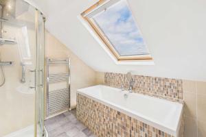 にあるHost & Stay - Crosby Houseのバスルーム(バスタブ、天窓付)