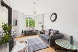 にあるHost & Stay - Crosby Houseのソファとテレビのあるリビングルーム