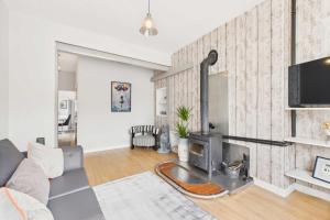 にあるHost & Stay - Crosby Houseのソファと暖炉のあるリビングルーム