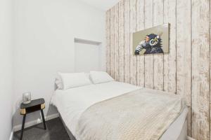 にあるHost & Stay - Crosby Houseの小さなベッドルーム(ベッド1台付) +25枚の写真