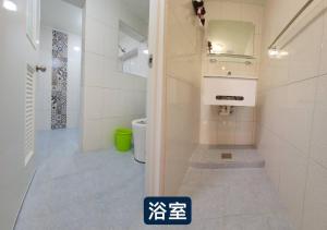 a bathroom with a sink and a toilet at 龍磐1號民宿 全家出遊首選1至12人包棟 均一價 免爬梯獨棟平房 三間獨立套房 寬敞庭院可烤肉 in Eluan