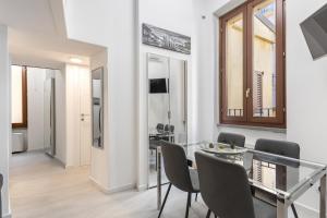 ミラノにあるWhite APT - Duomo - 6 postiのダイニングルーム(ガラスのテーブル、椅子付)