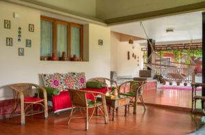 uma sala de estar com mesa e cadeiras em Forest Haven em Batheri