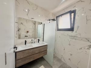 Ένα μπάνιο στο Sublime appartement avec Piscine, 2 chambres au Point E, Dakar