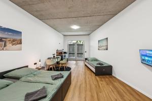 a bedroom with two beds and a table in it at Nordbrise by BohnApartments - Parkplätze - WLAN - Garten - ruhig in Diepholz