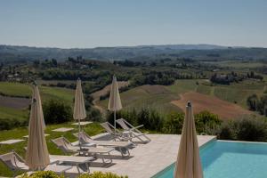 Piscina de la sau aproape de Agriturismo La Collina degli Olivi +3 fotografii