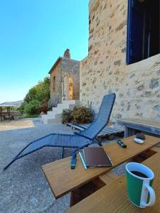 ein Holztisch mit einem Stuhl und einem Laptop darauf in der Unterkunft Casablu in Stavrokhórion