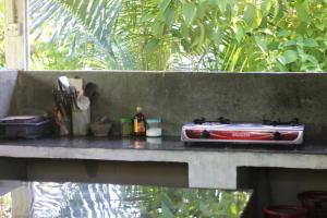 a toaster sitting on top of a stone table at Capital O 91186 Rumah Rehat Bukit Inas 