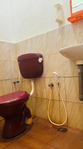 a bathroom with a toilet and a sink at Capital O 91186 Rumah Rehat Bukit Inas 