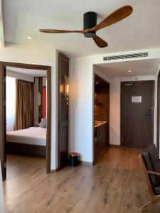 ムイネーにあるHala Beachfront Condotel Mui Neのベッドと天井扇風機のある寝室