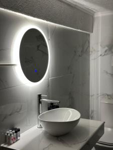 a bathroom with a bowl sink and a mirror at Sykia Home in Sikia