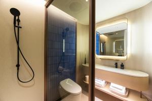 A bathroom at Shanghai Changfeng Business District Orange Crystal Hotel