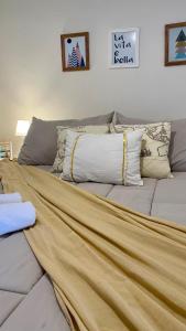 un divano con una coperta sopra di Aloha Teo - Departamento por Día en Trelew, espacioso y cerca de todo! a Trelew