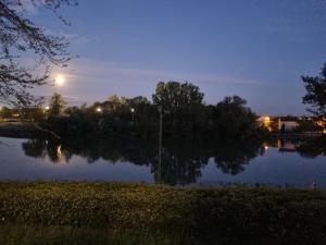 Výhled na řeku, která protéká v blízkosti penzionu + 5 fotografií