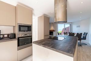 une cuisine avec un comptoir et un salon dans l'établissement Canelli - Magnifique Vue Mer, à Pietrosella 17 autres photos