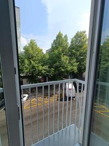 una vista desde una ventana de un estacionamiento en Modern Studio in the Heart of the City, en Tampere