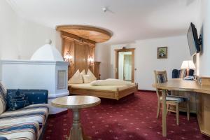 una camera d'albergo con un divano e un tavolo di Hotel Alte Post a Sankt Anton am Arlberg