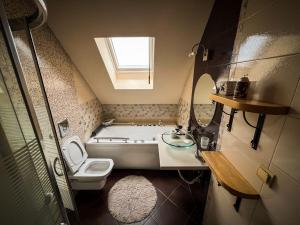 Un baño con bañera, inodoro y lavabo. en Casa Raya, en Varna 28 fotos más