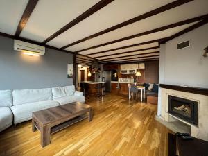 Una sala de estar con un sofá y una chimenea. en Casa Raya, en Varna