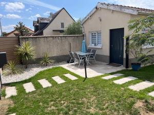 Κήπος έξω από το gîte cosy Le Mans