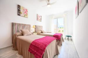 ein Schlafzimmer mit zwei Betten und einem Fenster in der Unterkunft VILLA INTMA - GOLF - POOLS - near Mijas, Marbella, Fuengirola - Fully Equipped in Alhaurín el Grande + 50 Fotos