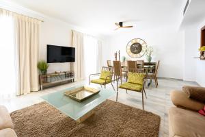 ein Wohnzimmer mit Sofa und Tisch in der Unterkunft VILLA INTMA - GOLF - POOLS - near Mijas, Marbella, Fuengirola - Fully Equipped in Alhaurín el Grande