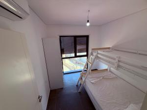 Ένα ή περισσότερα κρεβάτια σε δωμάτιο στο Rana Hedhun Seaside 1