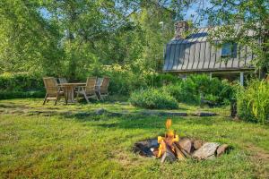 una hoguera en un patio con mesa y sillas en 4 Br Sleeps 8 - Kayaks - Fire Pit - Dog Friendly, en Danville