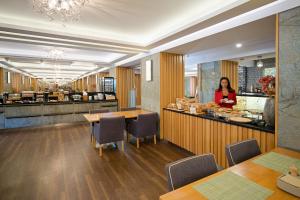 弗雷斯塔帕若德霍斯特Hotel Bartoš的站在餐厅柜台的女人