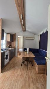 Η κουζίνα ή μικρή κουζίνα στο Stone Haven Mobile Home - Senj