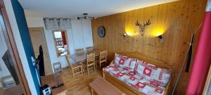 a small room with a bed and a dining room at Appartement Valmeinier 1800 in Valmeinier