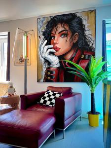 un salon avec un tableau représentant une femme parlant au téléphone portable dans l'établissement Le Loft des Cévennes, à Ganges 26 autres photos