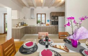 Kuchyň nebo kuchyňský kout v ubytování Villa Kanco by Villas Guide